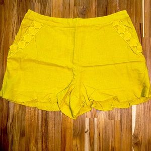 Ruffle shorts with embroidered pockets